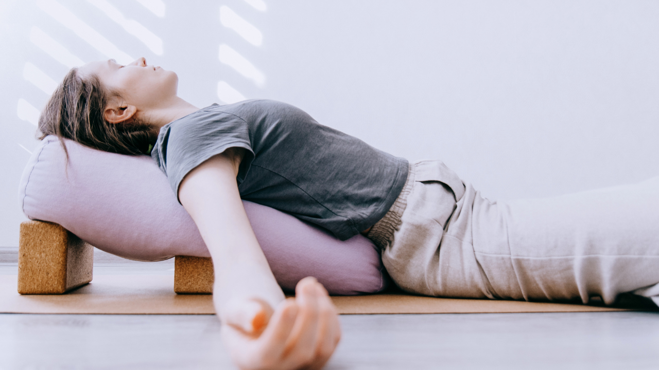 Yoga Restorative: un viaggio nel benessere e nel recupero profondo